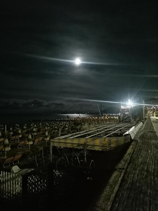 Appartamento Loano Climatizzato Mt 650 Dal Mare Bagian luar foto